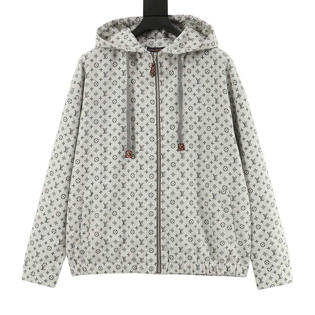 🅿️570 Louis Vuitton/Louis Vuitton presbyopia all-over printed zipper jacket. Purchase the original version and have it printed immediately. The fabric is made of custom densely spun technical fabric that is light and thin, and the upper body is silky and breathable. Infrared positioning cutting, workwear-style windbreaker design, the upper body is invincible and versatile. All details are customized and developed, and all hardware and accessories are restored to ZP. Size：XS-L